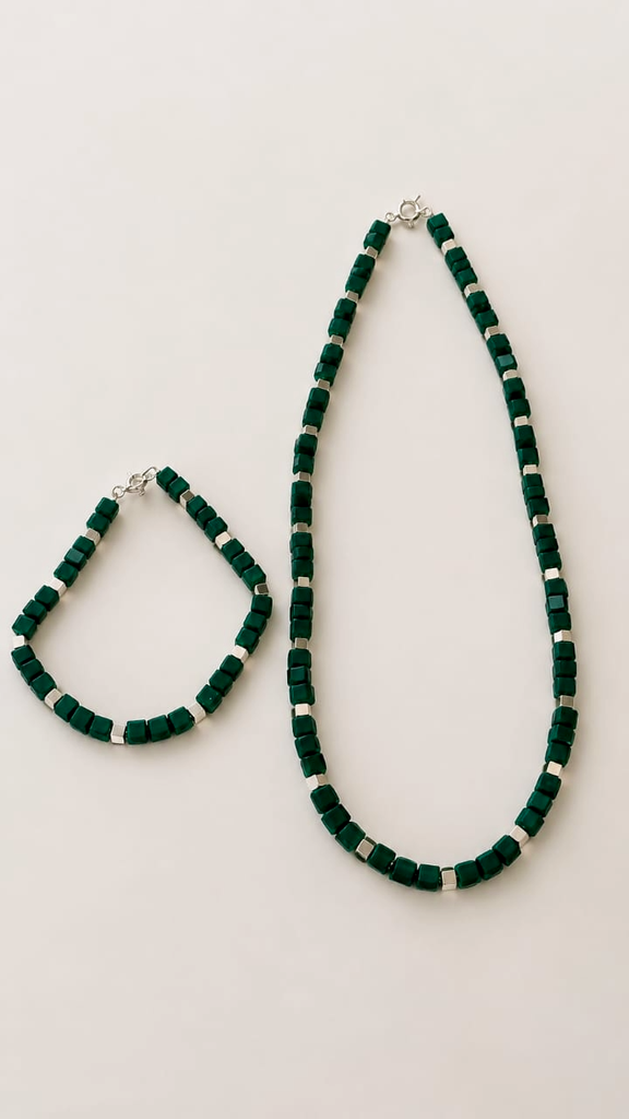 Collar Cubo Cristal Checo y Plata 
